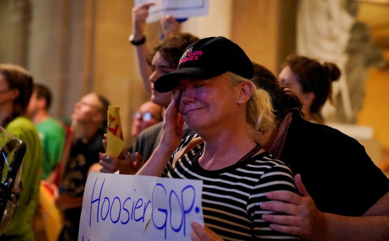 Una mujer llora tras conocer la decisión de los tribunales de Indiana de prohibir el aborto