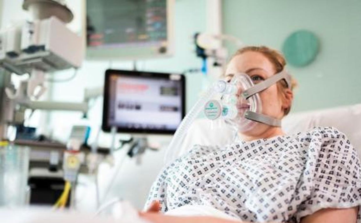 Una mujer ingresada con un respirador