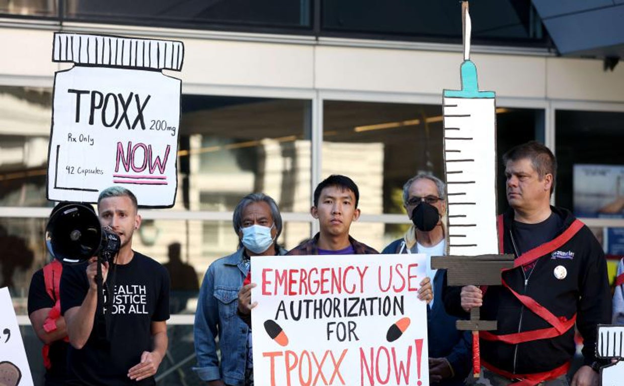 Activistas protestan en San Francisco (EE.UU.) para exigir más vacunas contra la viruela del mono