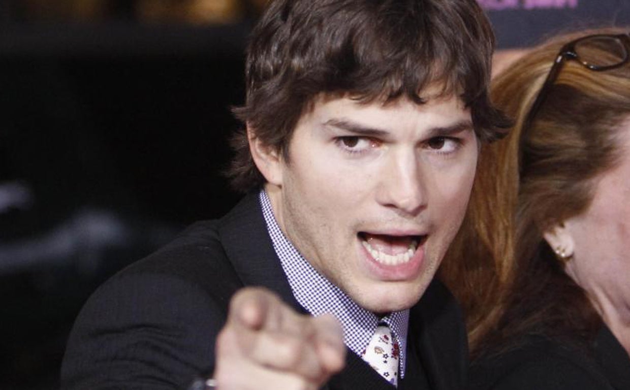 Ashton Kutcher señalando