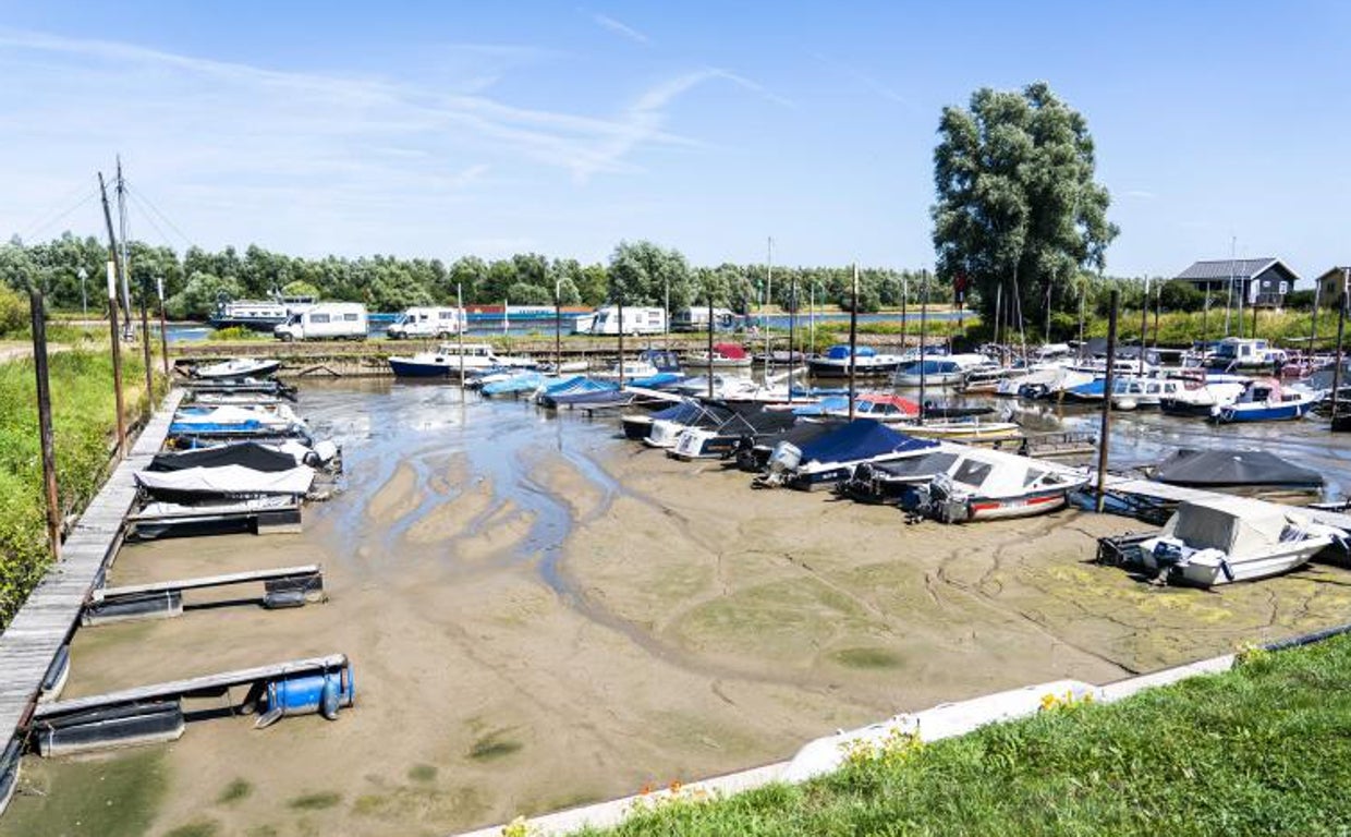 Barcos yacen sobre el barro en el puerto de Beusichem, en Países Bajos, el 3 de agosto de 2022