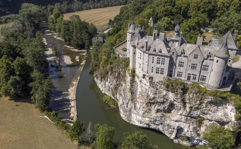 El castillo de Walzin con vistas al río Lesse, cerca de Dinant, en el sur de Bélgica, el 9 de agosto de 2022