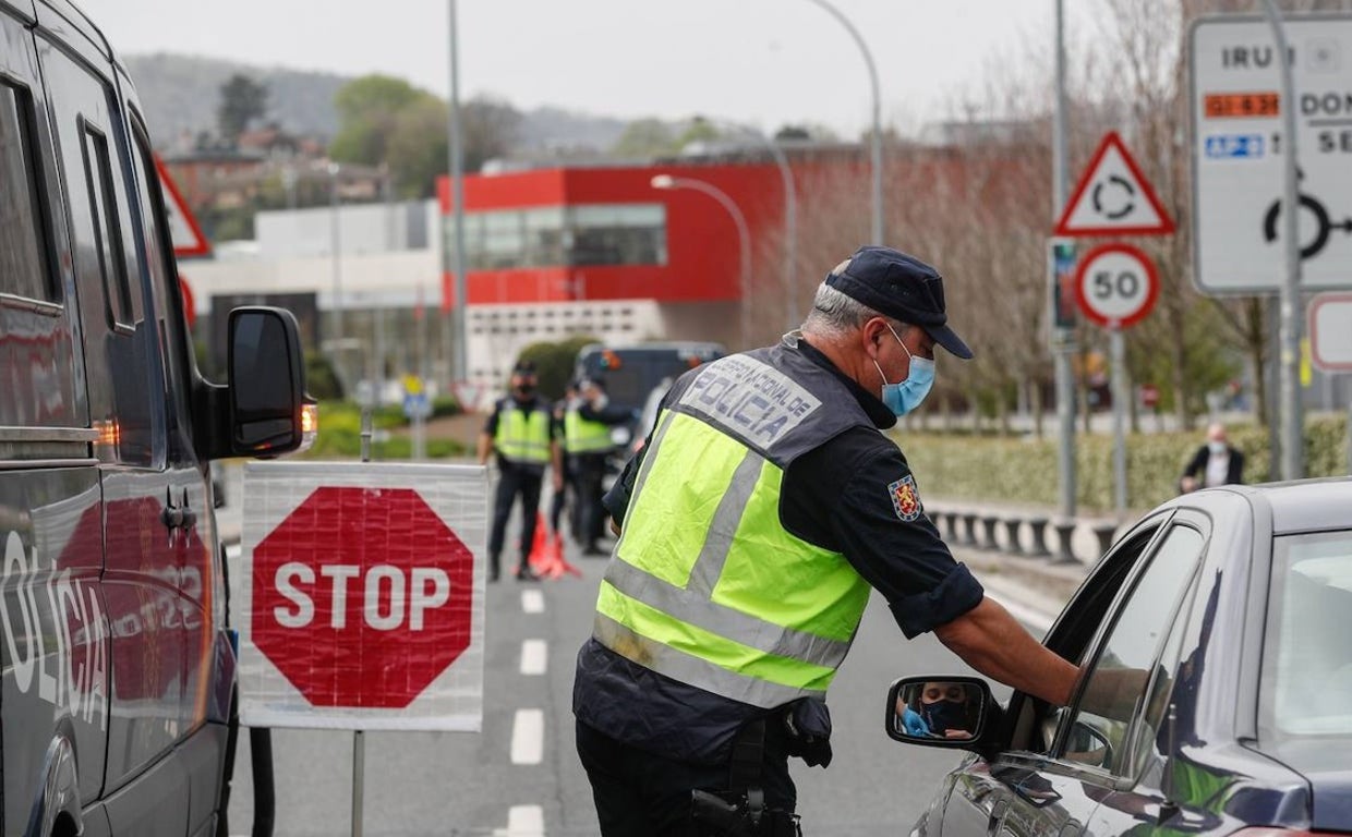 Agentes de la Policía Nacional realizan un control en el paso fronterizo del puente de Santiago en la localidad guipuzcoana de Irún