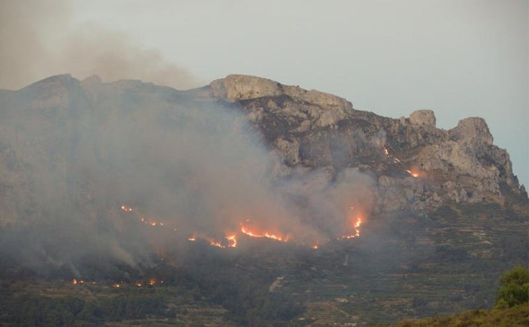 El incendio de Vall d'Ebo obliga a cortar la carretera CV-712 y continúa «muy activo»