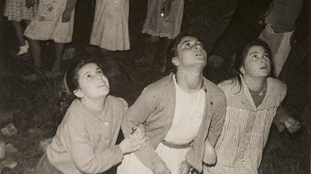 Conchita, en el centro de la imagen, siempre ha afirmado que anunciará ocho días antes de que se produzca un gran milagro». Vive en Estados Unidos y tiene 73 años