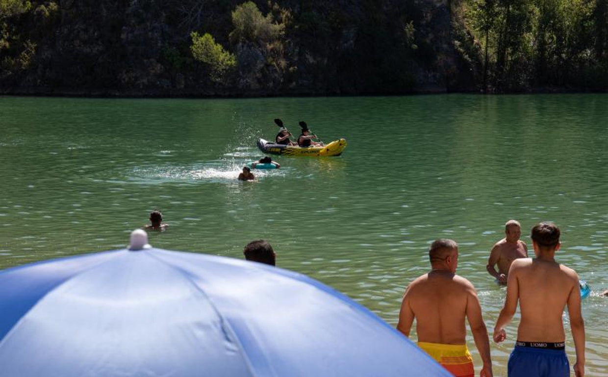 Varias personas se bañan en el embalse de Bolarque, en Guadalajara