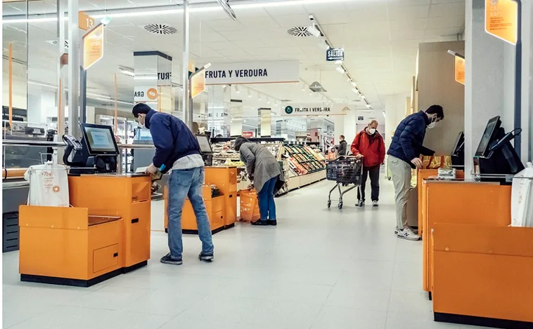 Cajas de autocobro de un supermercado