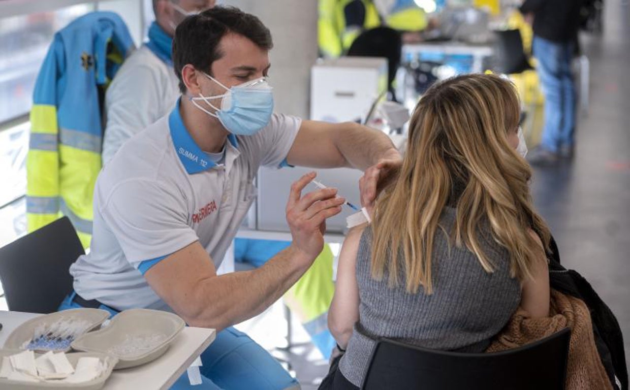Una mujer recibe el primer refuerzo de la vacuna contra el coronavirus en Madrid, en enero de 2022
