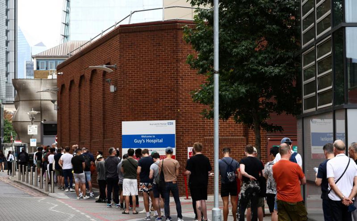 Personas haciendo cola para vacunarse de la viruela del mono