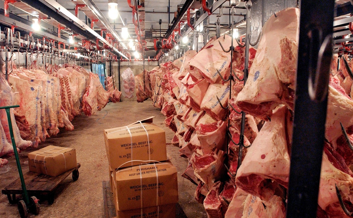 Piezas de carne en una instalación