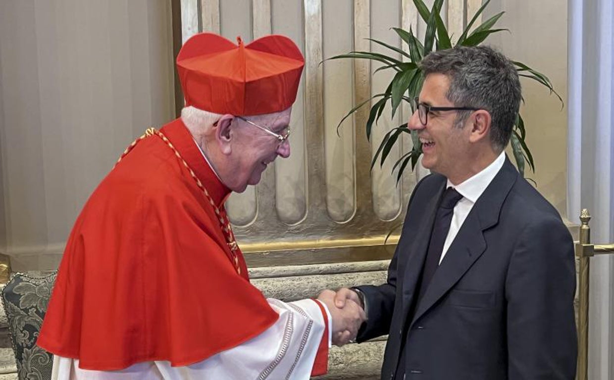 Félix Bolaños saluda al nuevo cardenal Fernando Vérgez