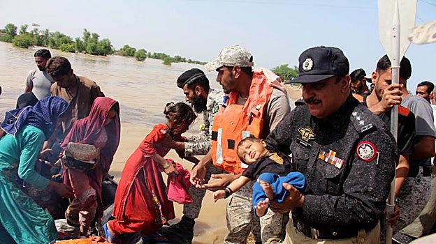 Soldados de la Marina de Pakistán rescatan a personas de una zona inundada en el distrito de Dadu
