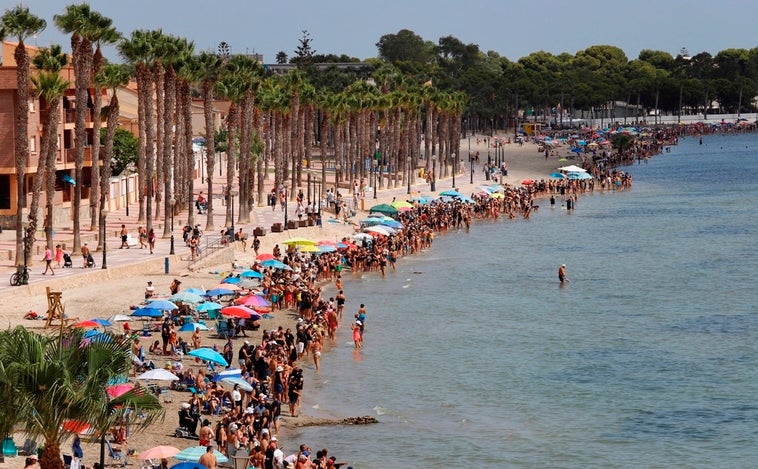 El Gobierno acusa al Ejecutivo murciano de la macrofiesta ilegal que reunió un centenar de barcos en el Mar Menor