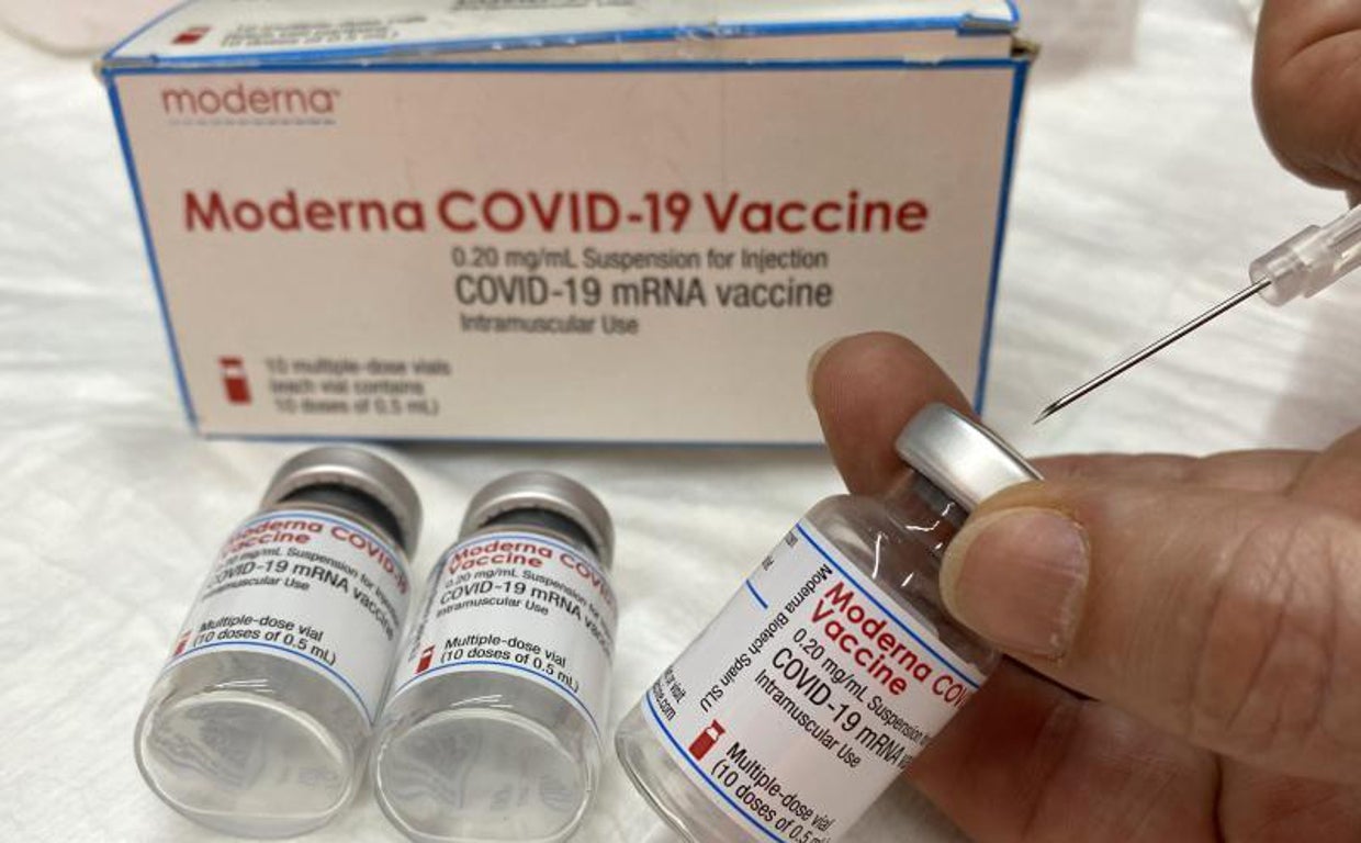 Envases de la vacuna de Moderna contra el Covid
