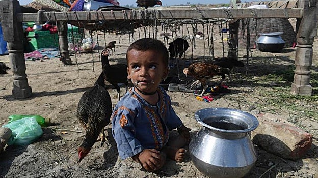 Un niño desplazado de su hogar junto a su familia