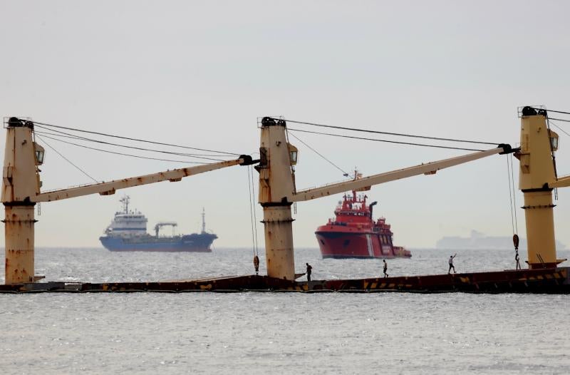 El vertido del buque de Gibraltar, en imágenes