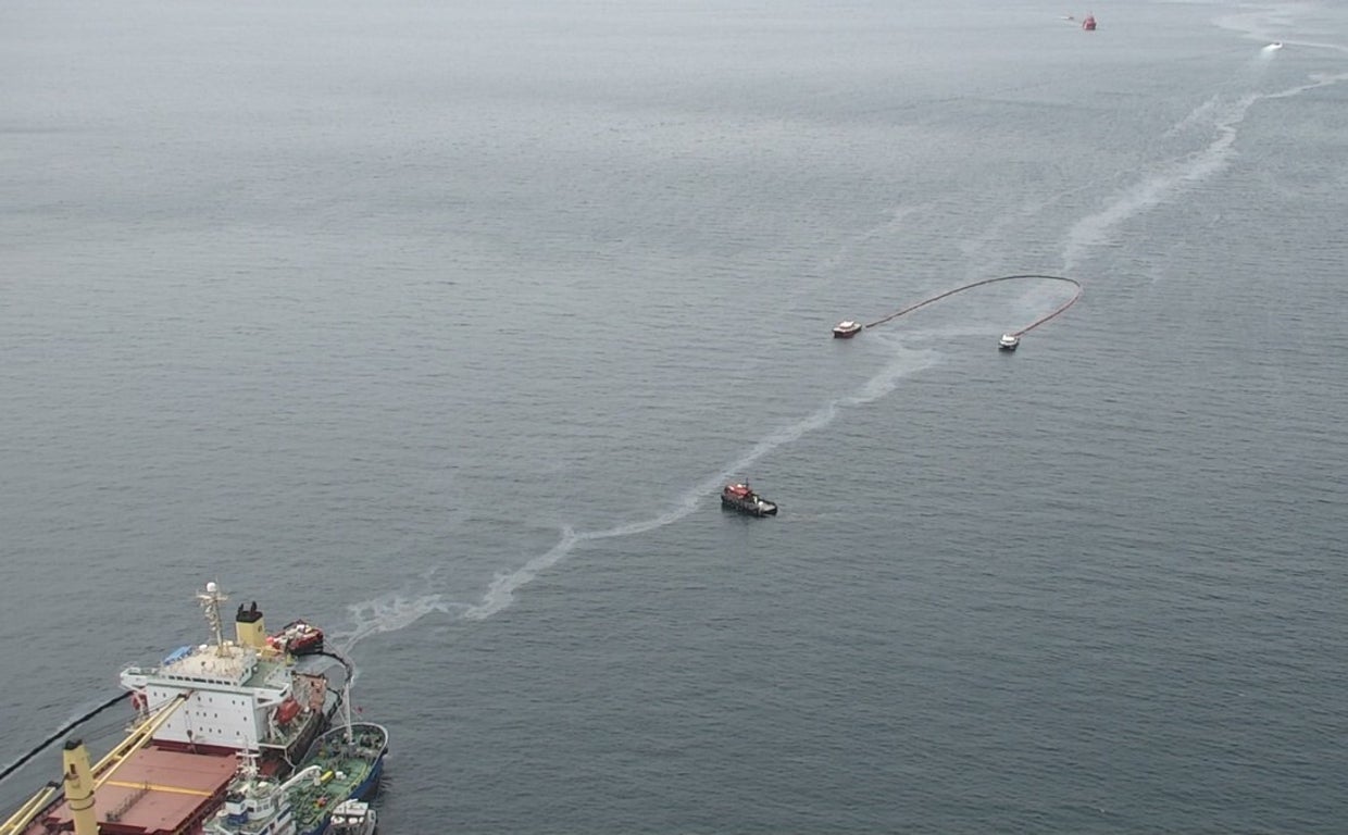 El buque granelero OS35, encallado en la costa al Este de Gibraltar, y el vertido de combustible.
