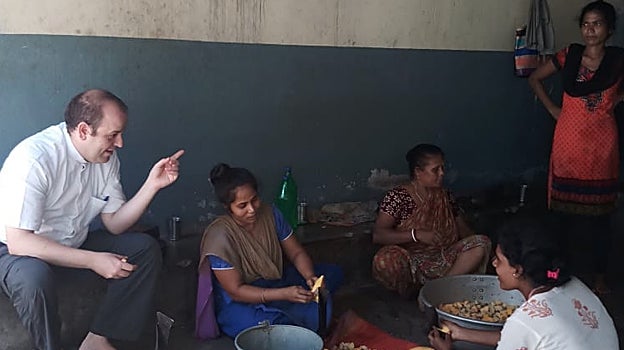 El sacerdote barcelonés Álex Díaz lleva desde 2017 en Calcuta ayudando a las monjas de la Madre Teresa y luchando contra la pobreza y las enfermedades de la India