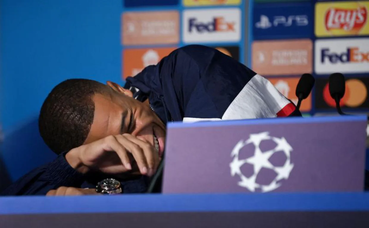 El delantero del PSG Kylian Mbappé se ríe durante la rueda de prensa de este lunes