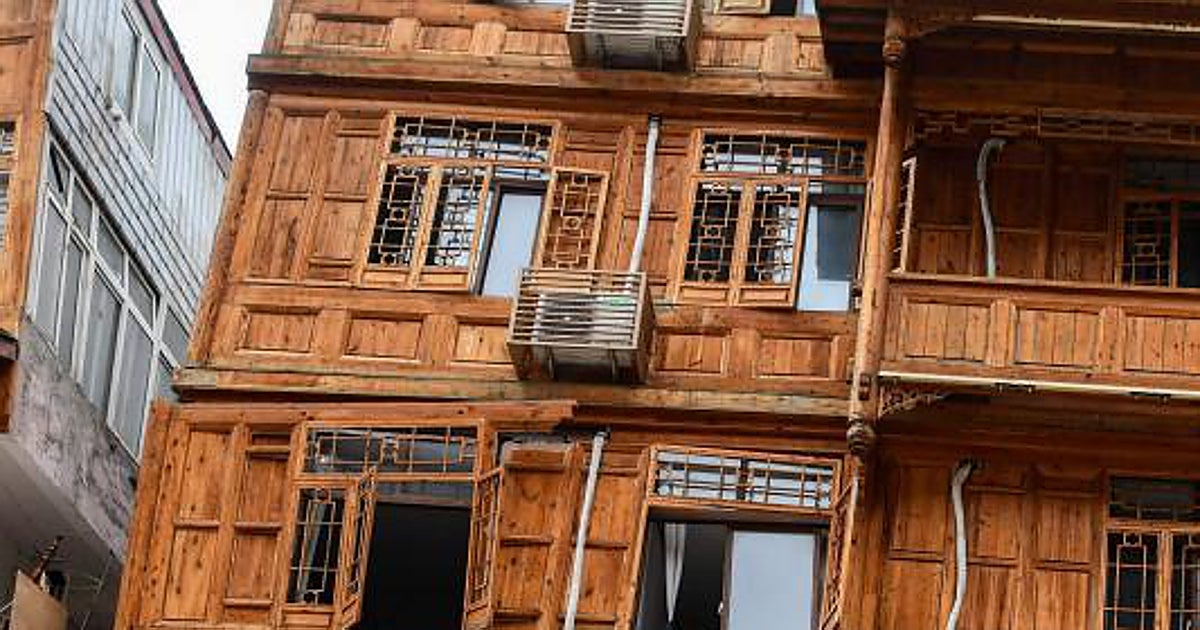 Un hombre camina ante un edificio destruido por el terremoto en la provincia de Sichuan