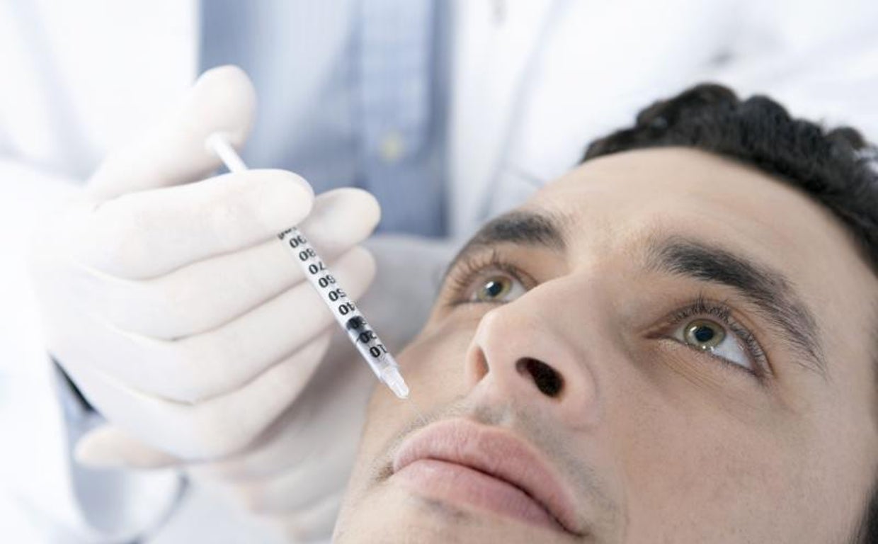 Un joven recibe una inyección de bótox
