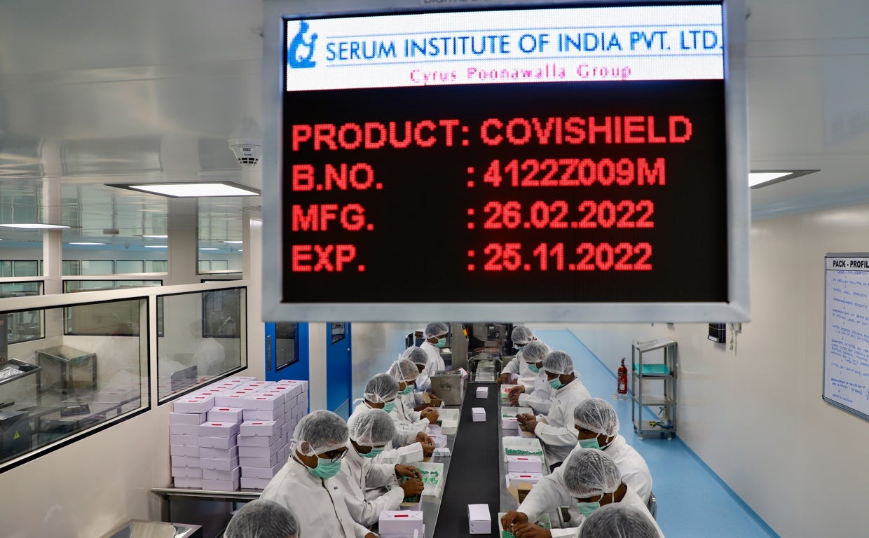 La vacuna Covishield del Instituto, que es la de Oxford y Astra Zeneca, ha sido inoculada al 90 por ciento de la población de la India, donde se han administrado más de dos mil millones de dosis