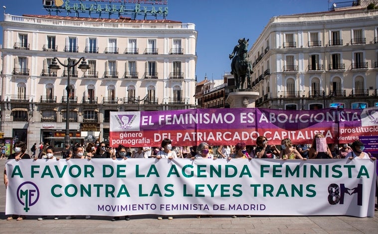 Feministas critican la tramitación urgente de la 'ley Trans': «Es un atentado contra la democracia»