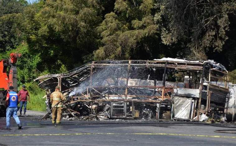 Mueren calcinadas al menos 20 personas por el choque de un autobús al norte de México