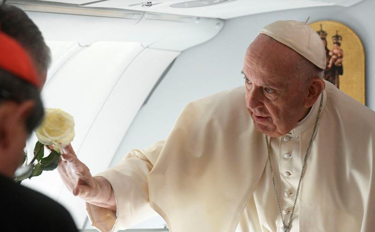 Francisco se despide desde el avión de la comitiva congregada en el aeropuerto de Nursultán