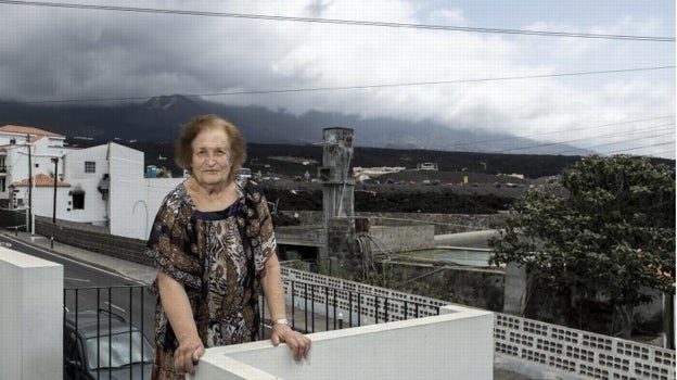 Antonia Emma Jiménez posa desde el balcón de su casa en La Laguna