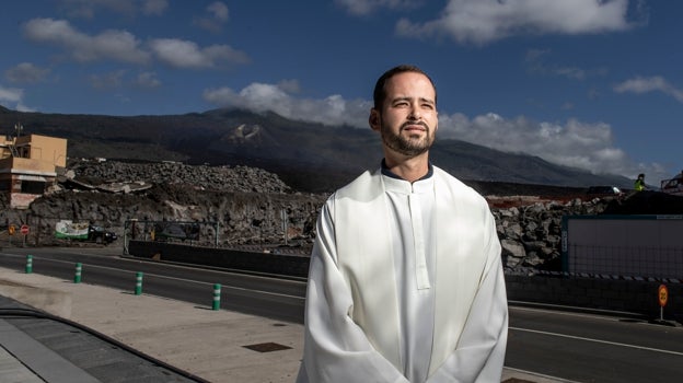 Alberto Hernández es párroco, entre otras, de la desaparecida iglesia de Todoque