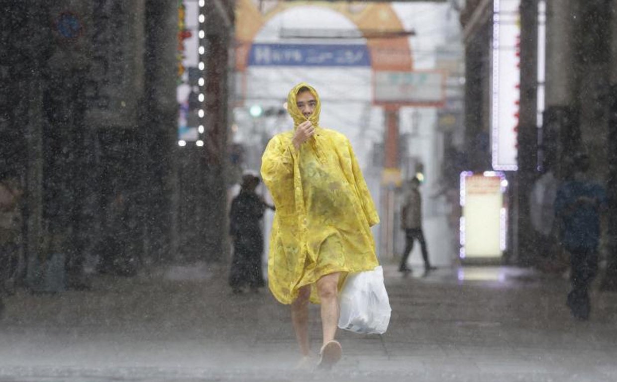 Un hombre anda bajo los efectos del tifón, ayer en la isla de Kiushu