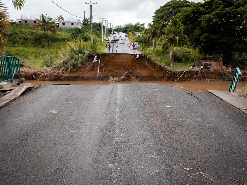 Un gran socavón en una carretera de Guadalupe provocado por Fiona