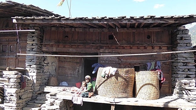 Imagen antes - Casa Tamang (tradicional y una de las reconstruciones)