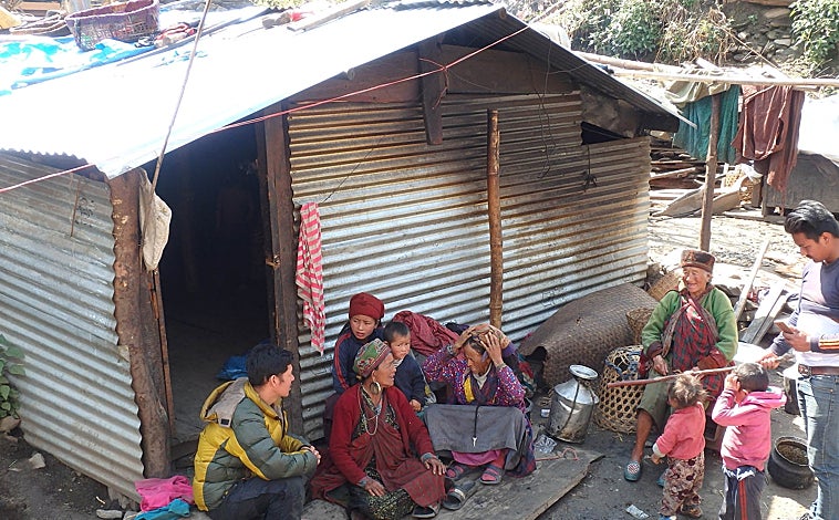 Imagen principal - Infraviviendas después del terremoto (arriba), trabajores Tamang en labores cotidianas (abajo)