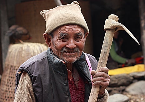 Imagen secundaria 1 - Infraviviendas después del terremoto (arriba), trabajores Tamang en labores cotidianas (abajo)