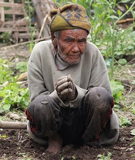 Imagen secundaria 2 - Infraviviendas después del terremoto (arriba), trabajores Tamang en labores cotidianas (abajo)