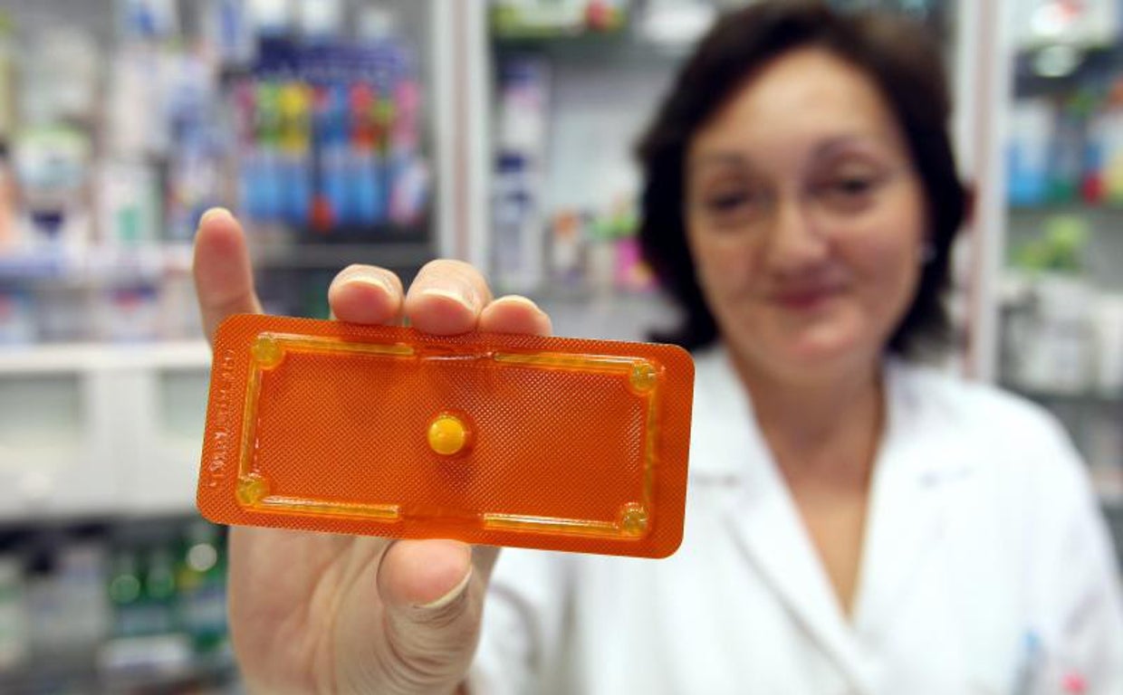 Una farmacéutica muestra una píldora anticonceptiva