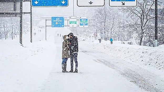 Una pareja se besa en plena A-2 cuando esta permanecía cortada por la nieve de Filomena. Esta imagen se convirtió en una de las más icónicas durante el temporal