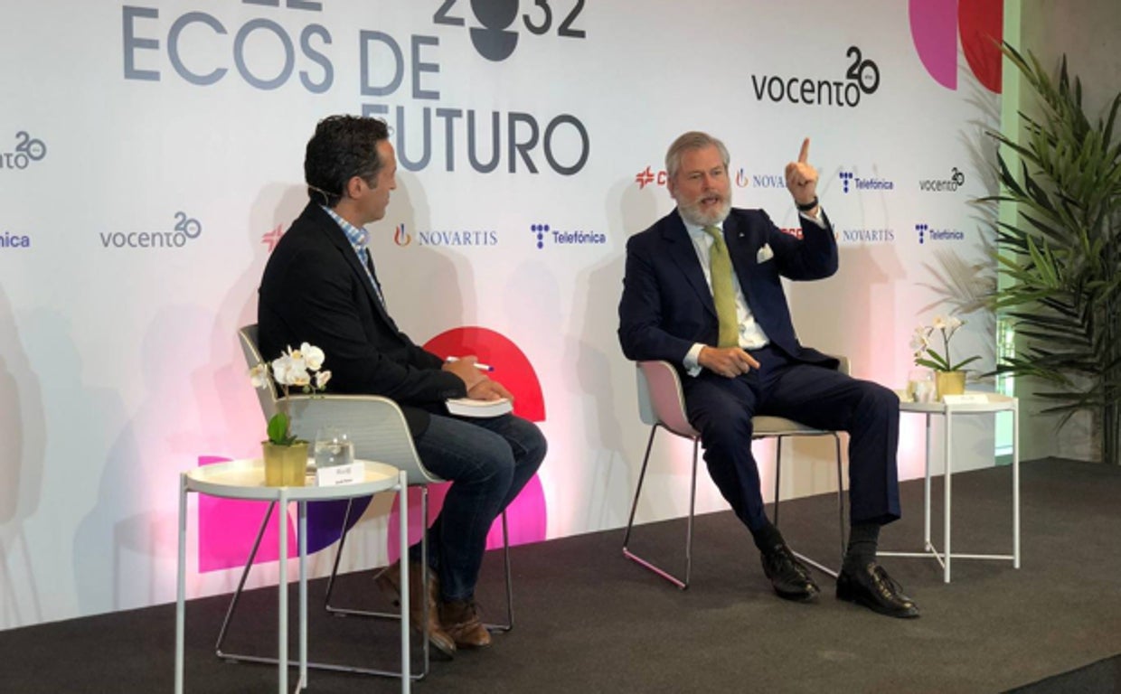 Jacob Petrus, izquierda, conversa con Gunter Pauli durante el foro 'Ecos de Futuro' de Vocento