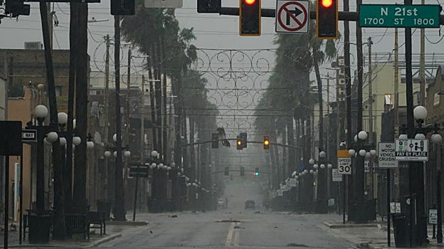 El viento y la lluvia aumentan en el vecindario de Ybor City antes de que el huracán Ian toque tierra  en Tampa, Florida