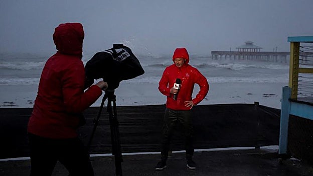 Un equipo de TV informa del azote del huracán desde n, in Fort Myers, Florida