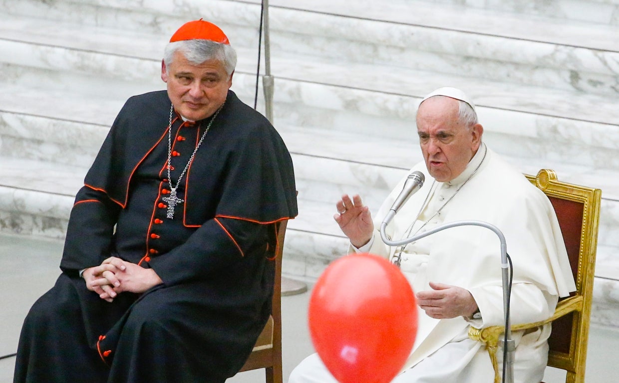 Krajewski, en una imagen en El Vaticano junto al Papa
