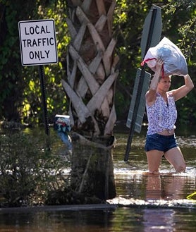 Imagen secundaria 2 - Barcos en las calles de Fort Myers, puentes derruidos en Sanibel y calles todavía inundadas tras el paso del huracán Ian en Florida