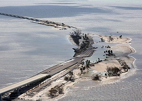 Imagen secundaria 1 - Barcos en las calles de Fort Myers, puentes derruidos en Sanibel y calles todavía inundadas tras el paso del huracán Ian en Florida