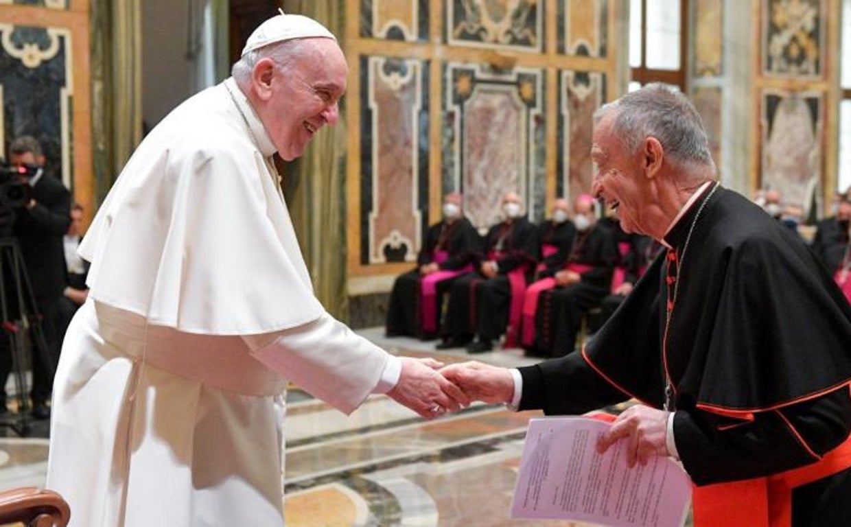 El Papa Francisco saluda al cardenal Luis Ladaria en una recepción en el Vaticano