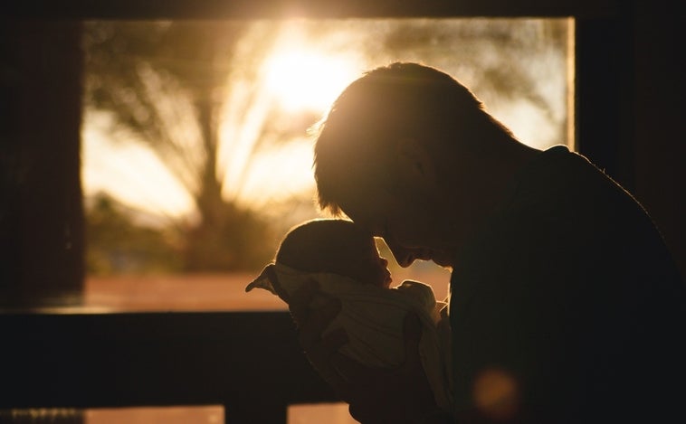 Nuevo permiso de paternidad: en qué consiste, duración y quién puede solicitarlo