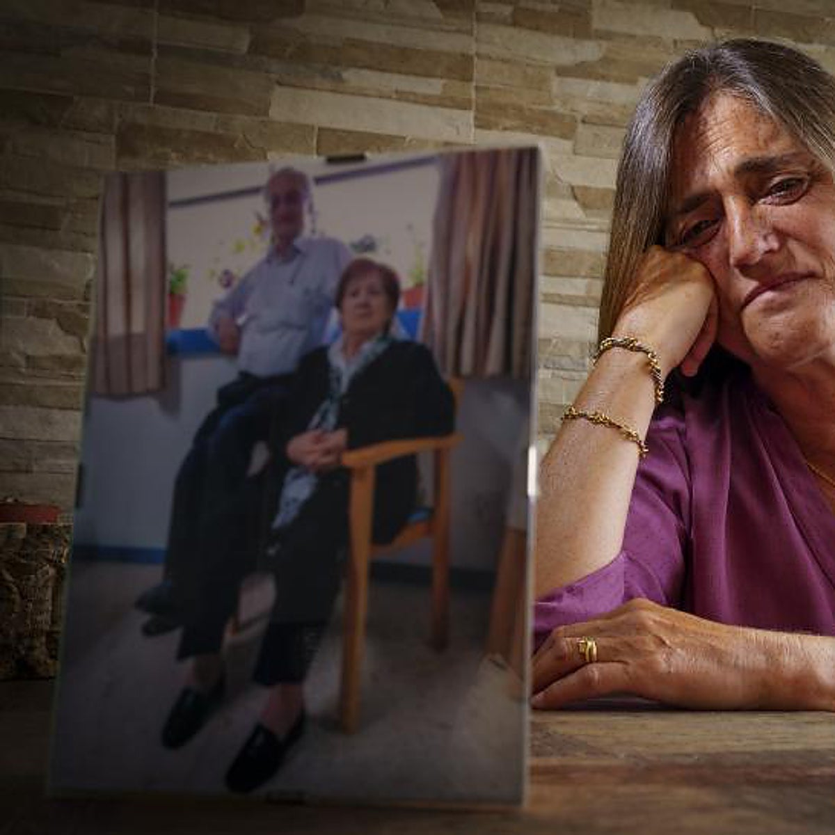La hija de un matrimonio que falleció en una residencia: «Mis padres murieron solos, encerrados en una habitación»