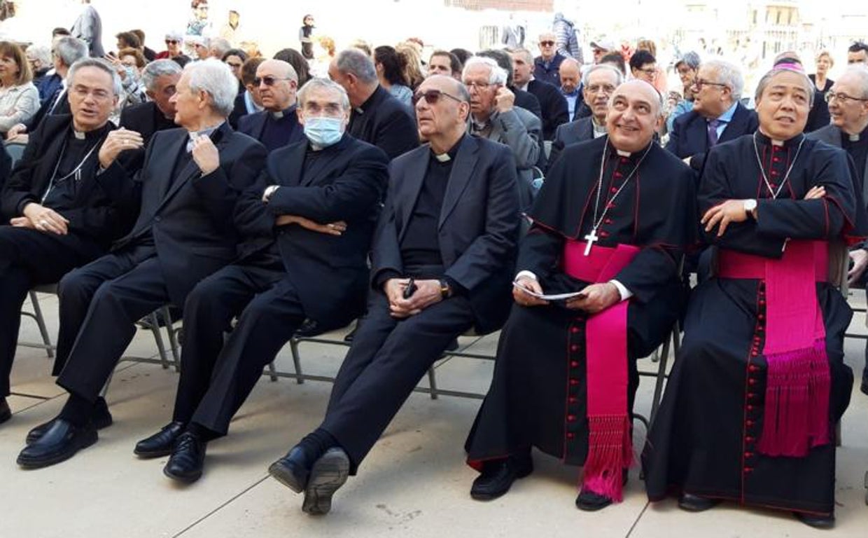 El nuevo arzobispo de Valencia, segundo por derecha, entre el nuncio, Bernardito Auza, y el cardenal Omella, en un acto en Tortosa en mayo