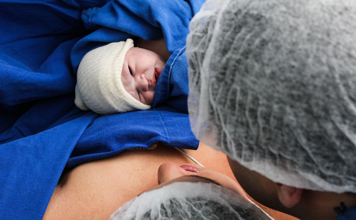 Una mujer y su pareja tras dar a luz a su bebé en un hospital